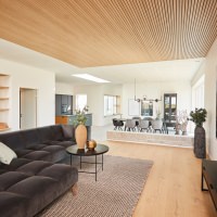 Indretningsarkitekterne valgte HARO TRITTY 100 Gran Via 4V med mønsteret eg Portland Puro til boligen.