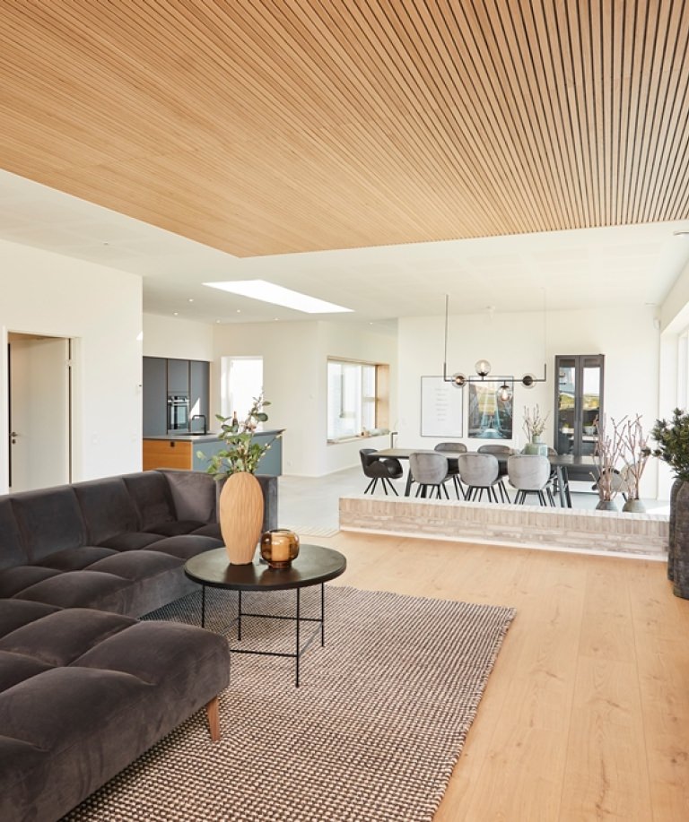 For the living area, the interior designers chose the HARO TRITTY 100 Gran Via 4V Floor with Oak Portland Puro style.