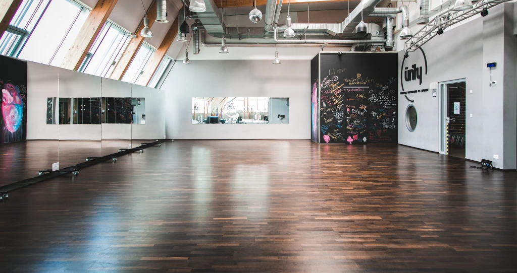 270 m² HARO 3-stavs parketgulv Exquisit/Trend i kursuslokaler med spejle