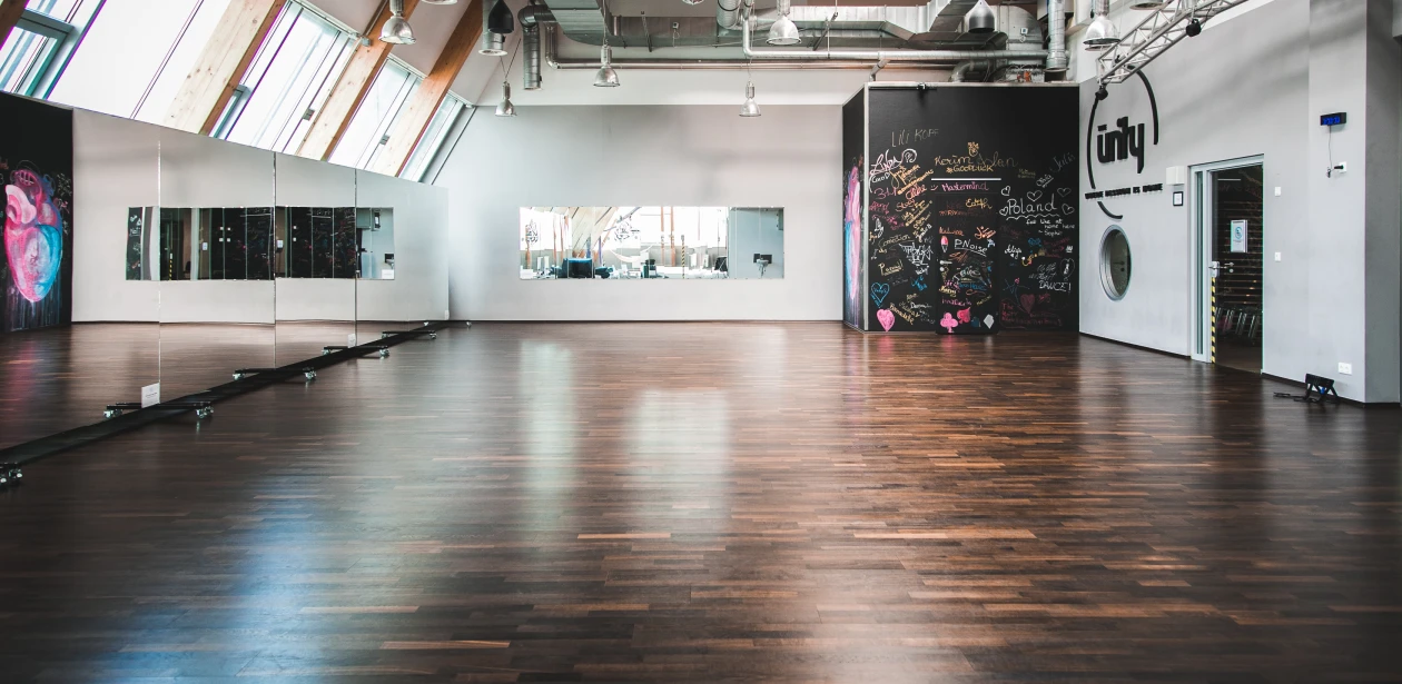 270 m² HARO 3-stavs parketgulv Exquisit/Trend i kursuslokaler med spejle