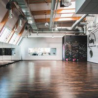 270 m² HARO 3-stavs parketgulv Exquisit/Trend i kursuslokaler med spejle