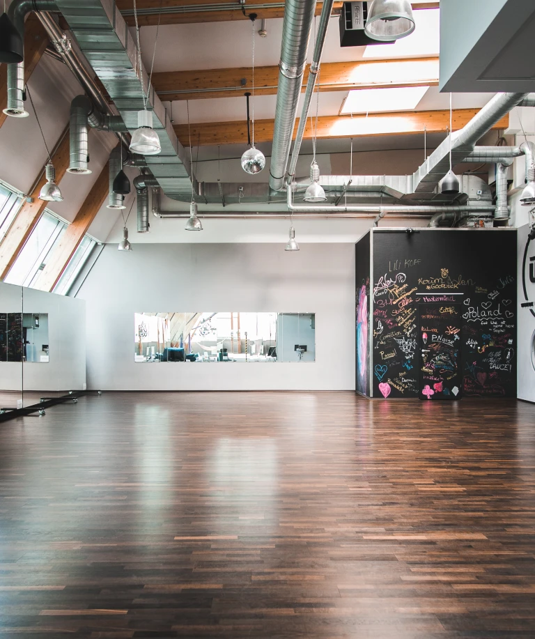 270 m² HARO 3-stavs parketgulv Exquisit/Trend i kursuslokaler med spejle