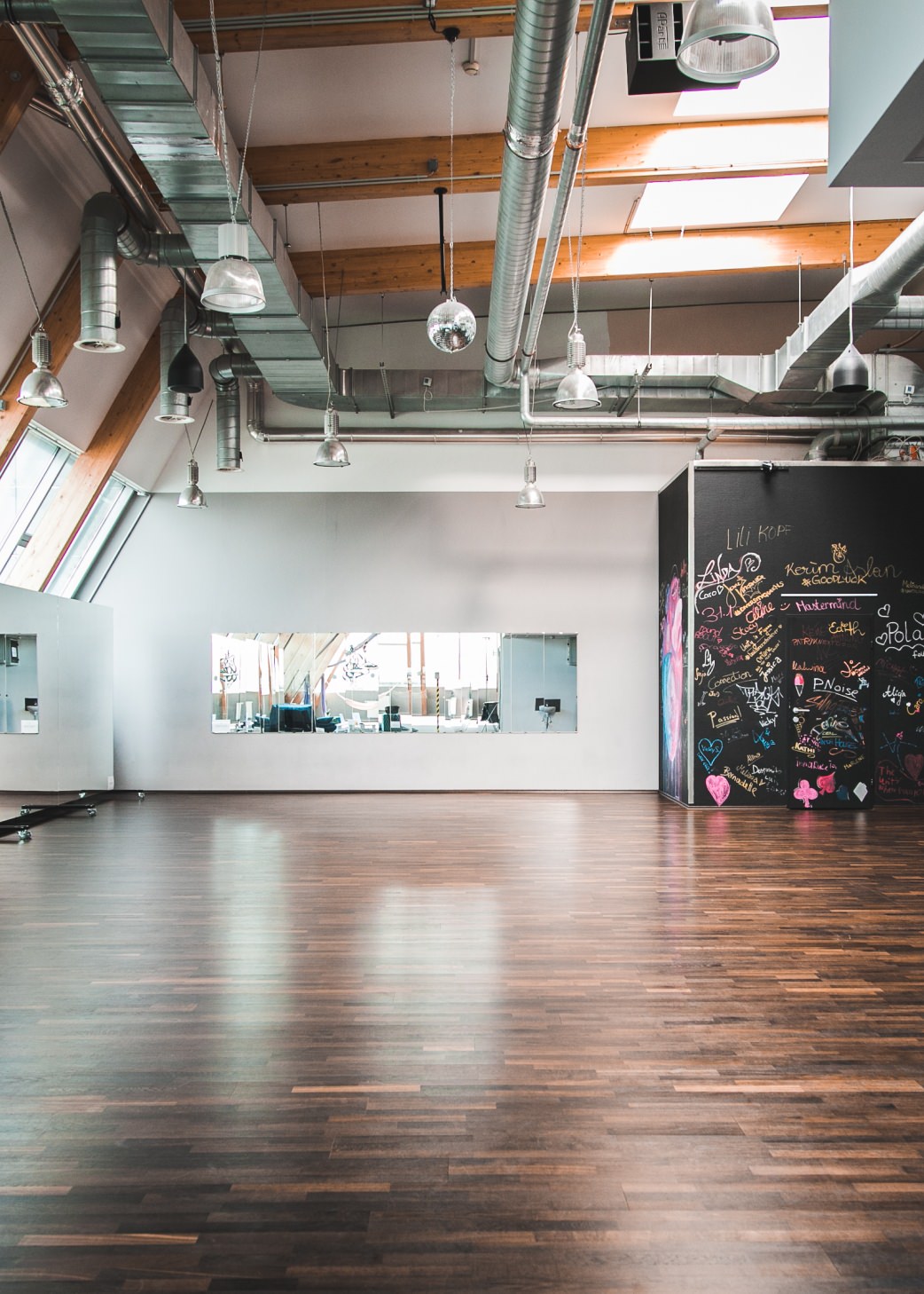 270 m² HARO 3-stavs parketgulv Exquisit/Trend i kursuslokaler med spejle