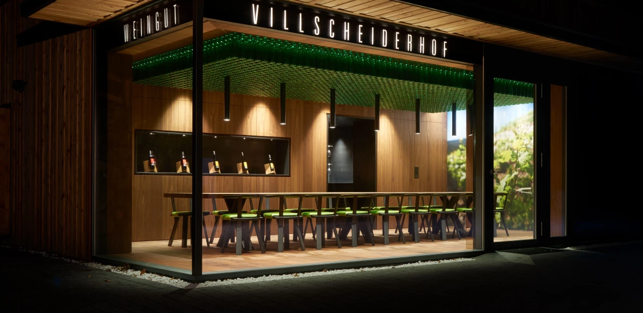 Von außen schon sehr beeindruckend präsentiert sich der Verkostungsraum des Villscheider Hofs in Brixen