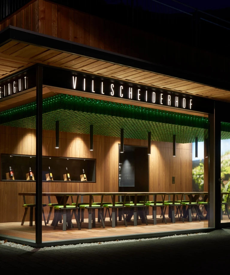 Von außen schon sehr beeindruckend präsentiert sich der Verkostungsraum des Villscheider Hofs in Brixen