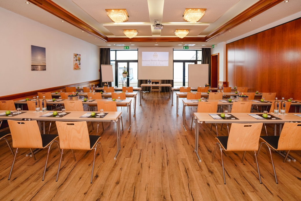 The seminar rooms offer the perfect meeting venue with authentic wood style in Plank 1-Strip Oak Italica Nature