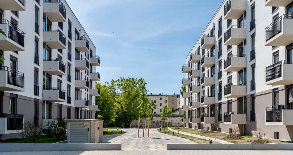 317 Studentenwohnungen scharen sich um den begrünten Innenhof.