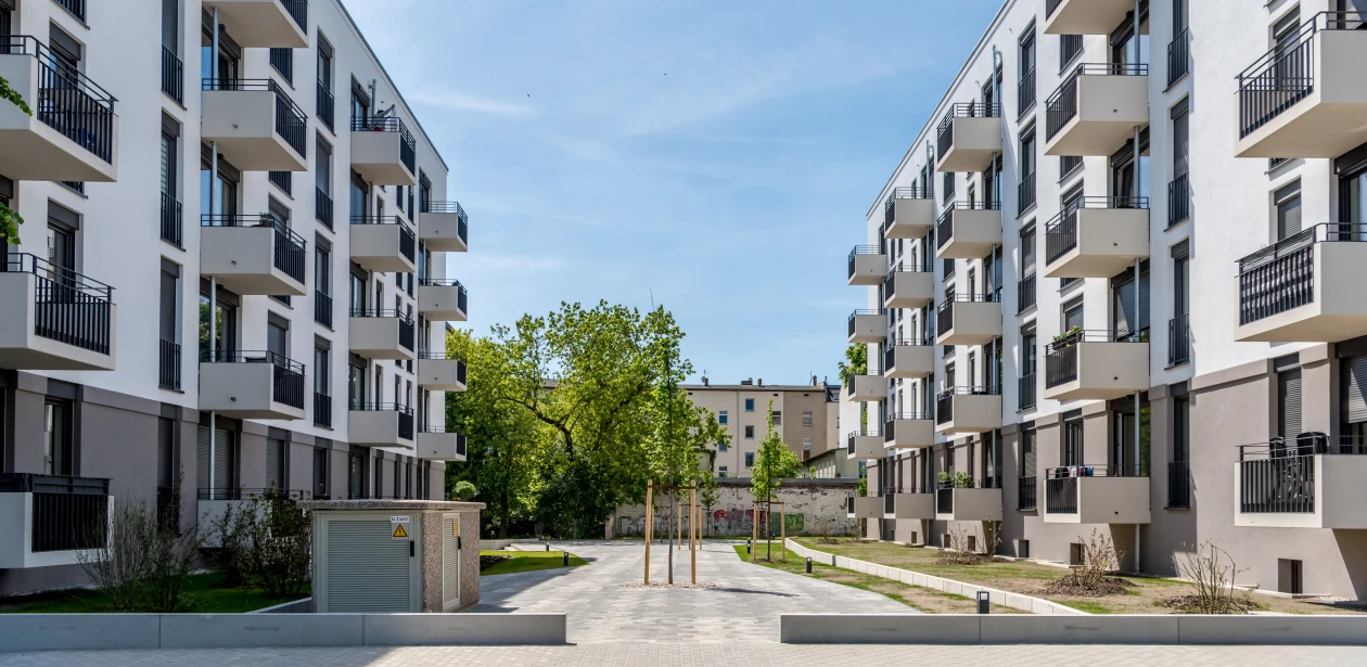 317 Studentenwohnungen scharen sich um den begrünten Innenhof.