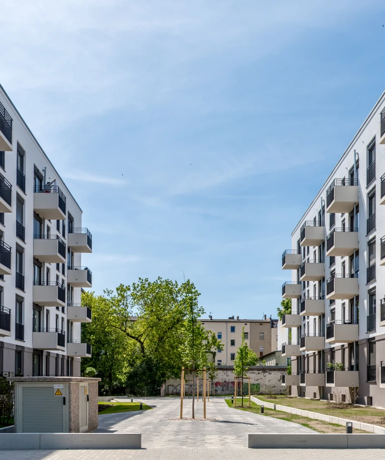 317 Studentenwohnungen scharen sich um den begrünten Innenhof.