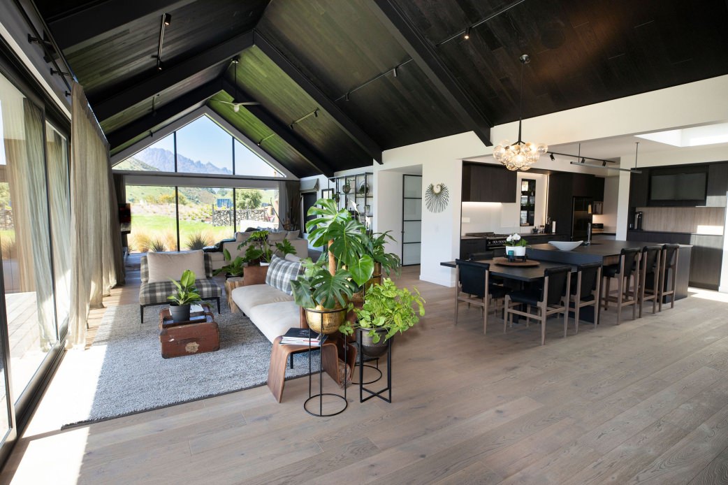 Die offenen Raumaufteilung schafft riesige Flächen mit einem großartigen Rundumblick in die Natur rund um das Anwesen.