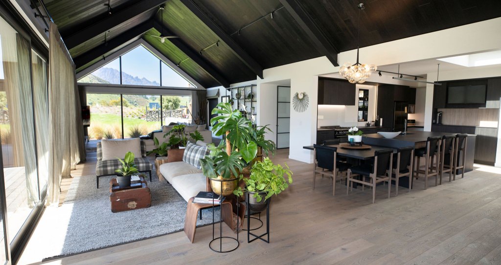 Smartes Spiel der Farben: Die Deckengestaltung mit Landhausdielen in Eiche carbonschwarz harmoniert mit dem Eichenparkett Eiche Tabakgrau Sauvage.