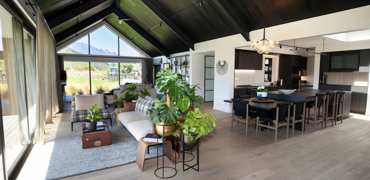 Smartes Spiel der Farben: Die Deckengestaltung mit Landhausdielen in Eiche carbonschwarz harmoniert mit dem Eichenparkett Eiche Tabakgrau Sauvage.