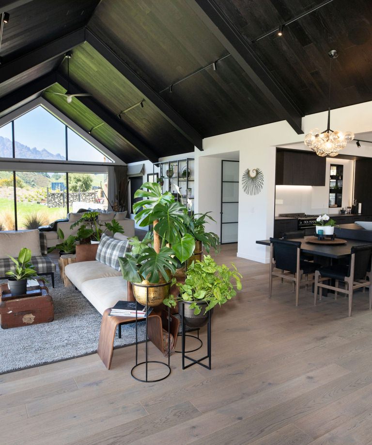 Smartes Spiel der Farben: Die Deckengestaltung mit Landhausdielen in Eiche carbonschwarz harmoniert mit dem Eichenparkett Eiche Tabakgrau Sauvage.