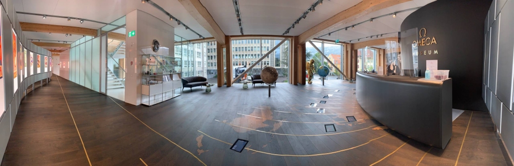 In der mondänen Empfangshalle des OMEGA Museums gestalteten die Parkett-Virtuosen der PARKETTE.CH aus Amriswil mit HARO Parkett ein echtes Kunstwerk in Form einer 100m² großen Weltkarte als Parkettboden.