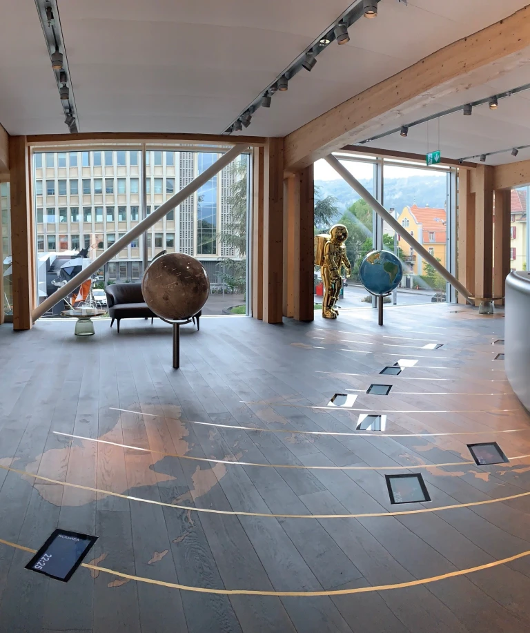 In the chic entrance hall of the OMEGA museum, the parquet virtuosos from PARKETTE.CH in Amriswil opted for HARO Parquet to create a true work of art in the form of a 100m² world map as a parquet floor.